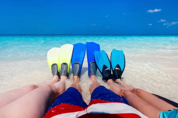 Yüzgeçleri Tropikal Plaj Üzerine Sığ Ile Aile Bacaklar — Stok fotoğraf