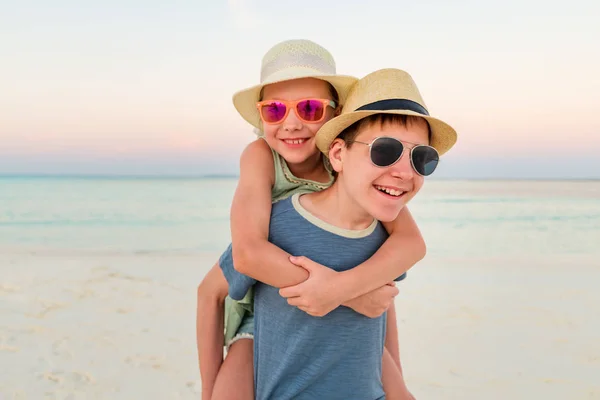 Barn Som Har Kul Tropisk Strand Tropisk Sommarsemester Leker Tillsammans — Stockfoto