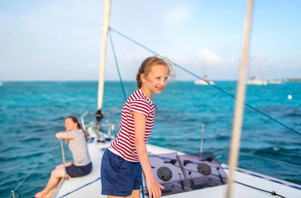 Mother Her Daughter Board Sailing Yacht Having Summer Travel Adventure — Stock Photo, Image