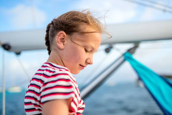 可爱的小女孩喜欢乘坐豪华游艇或游艇航行 — 图库照片