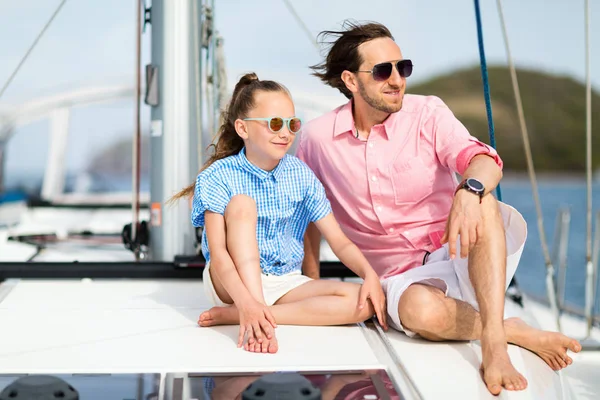父と夏を持つヨットの船上娘旅行の冒険 — ストック写真