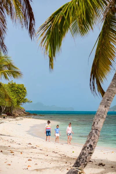 母亲和儿童享受热带海滩度假在珊瑚礁在圣文森特和格林纳丁斯的奇异岛屿上 — 图库照片