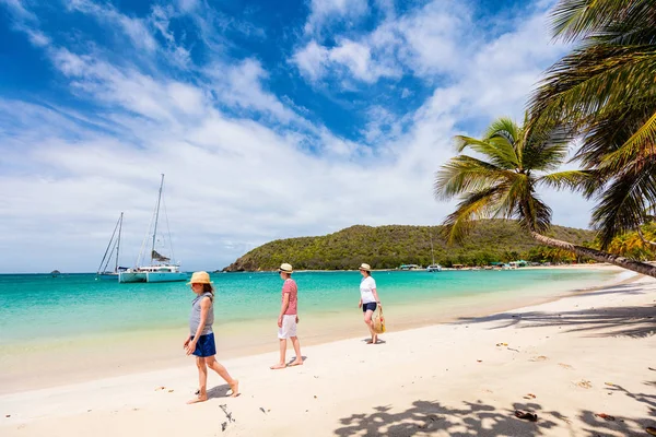 Mãe Crianças Desfrutando Férias Praia Tropical Ilha Mayreau São Vicente — Fotografia de Stock