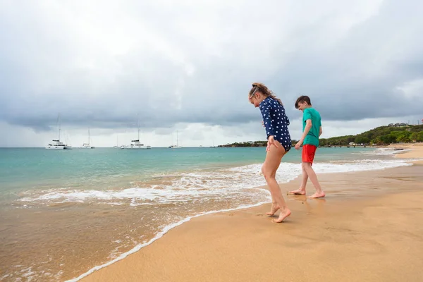 Bambini Fratello Sorella Sulla Spiaggia Tropicale Durante Vacanze Estive — Foto Stock