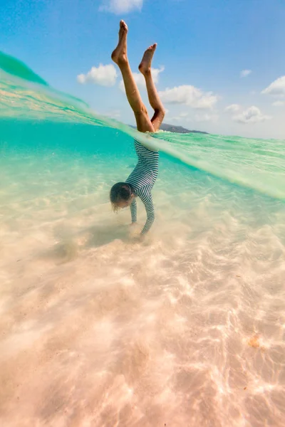 Split Foto Subaquática Menina Salpicando Oceano Tropical — Fotografia de Stock