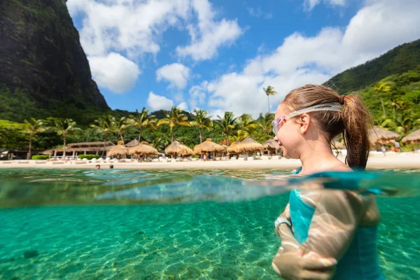 Dividir Foto Subaquática Uma Menina Desfrutando Férias Verão Ilha Exótica — Fotografia de Stock
