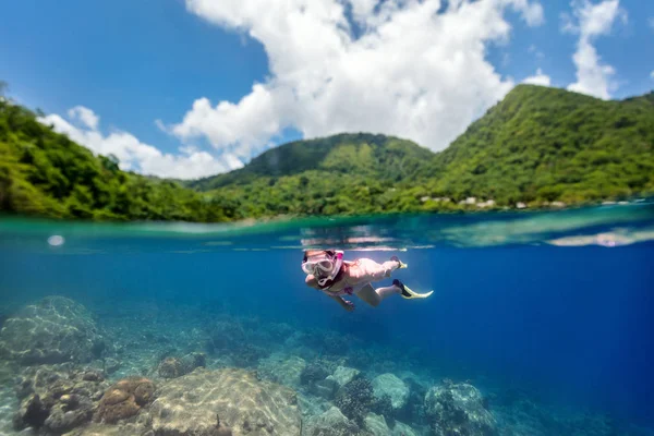 Split Foto Subaquática Uma Menina Snorkeling Oceano Tropical Desfrutando Férias — Fotografia de Stock