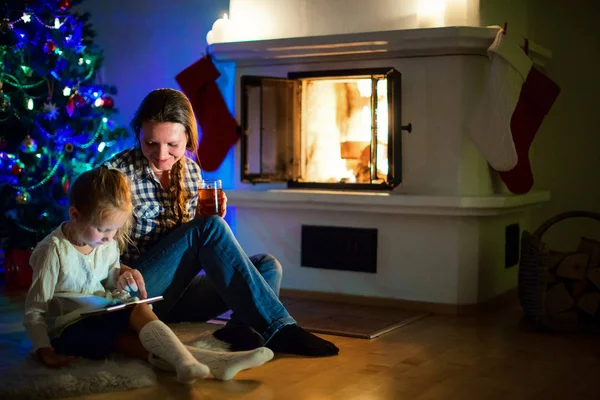 母亲和女儿坐在他们家中的壁炉在圣诞前夜 — 图库照片
