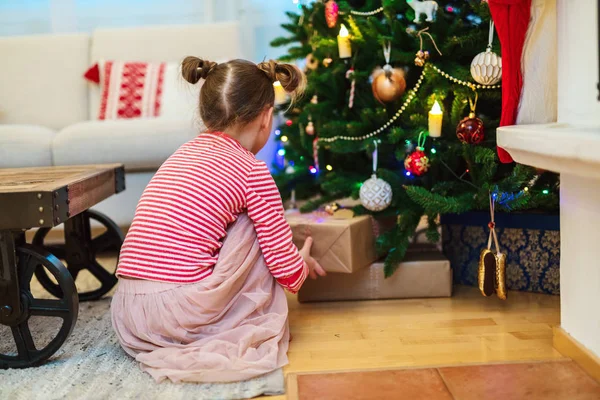 Meisje Enthousiast Zoeken Presenteert Onder Prachtig Ingericht Kerstboom — Stockfoto