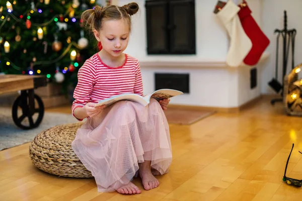 Aranyos Kislány Otthon Gyönyörűen Díszített Karácsonyi Kandalló Harisnya Fények — Stock Fotó