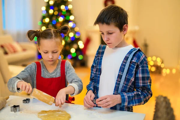 Twee Kinderen Peperkoek Cookies Thuis Bakken Kerstavond — Stockfoto