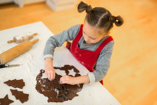 Liten Flicka Bakning Choklad Kakor Hemma — Stockfoto