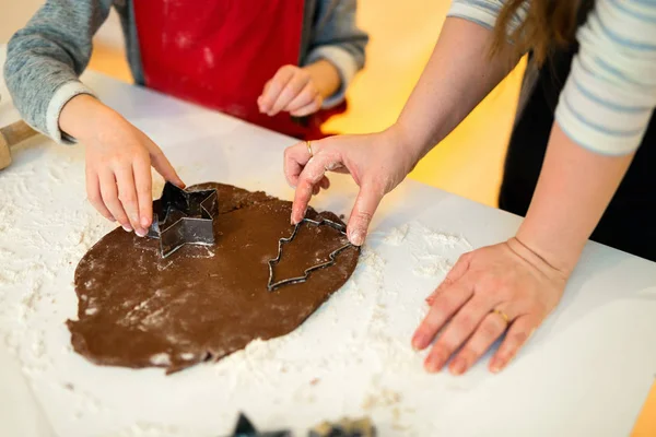 Сім Матері Дочки Випікають Шоколадне Печиво Вдома — стокове фото
