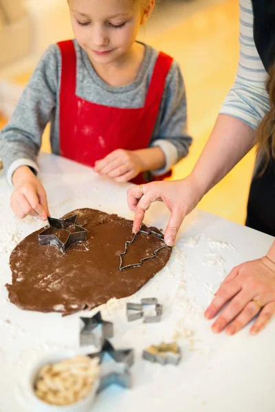 Família Mãe Filha Fazendo Biscoitos Chocolate Casa — Fotografia de Stock