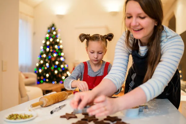 Family Mother Daughter Baking Cookies Home Xmas Eve Beautifully Decorated — Stock Photo, Image