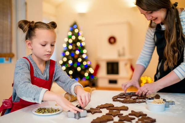 Familie Van Moeder Dochter Bakken Cookies Thuis Xmas Eve Prachtig — Stockfoto