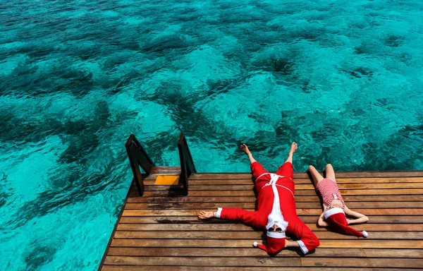 圣诞圣诞老人和小女孩享受圣诞节旅游度假在热带海洋 — 图库照片