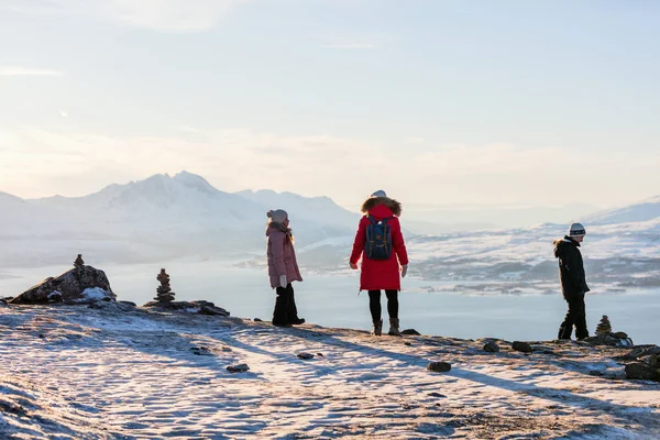 Güzel Aile Anne Karlı Kış Günü Açık Havada Zevk Çocuklar — Stok fotoğraf