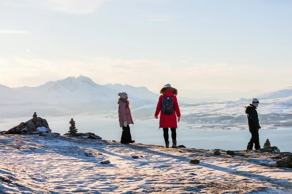 美しい家族の母親と子供を雪に覆われた冬のアウトドアを楽しんで — ストック写真