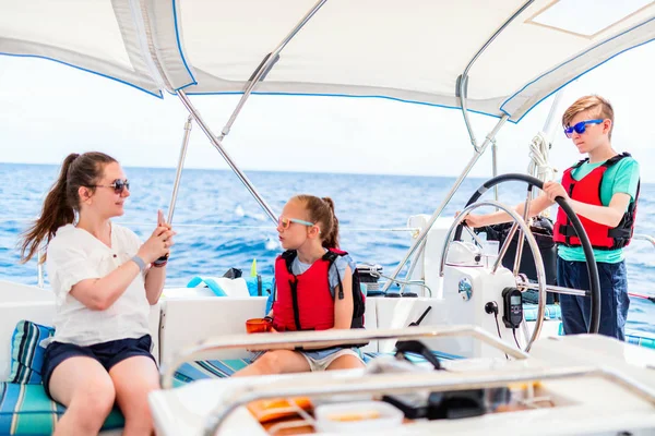 Mother Kids Board Sailing Yacht Having Summer Travel Adventure — Stock Photo, Image