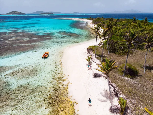 空中无人机鸟瞰小白心热带岛屿 蓝绿色加勒比海的多巴哥珊瑚礁 和一个家庭与孩子在圣文森特和格林纳丁斯 — 图库照片