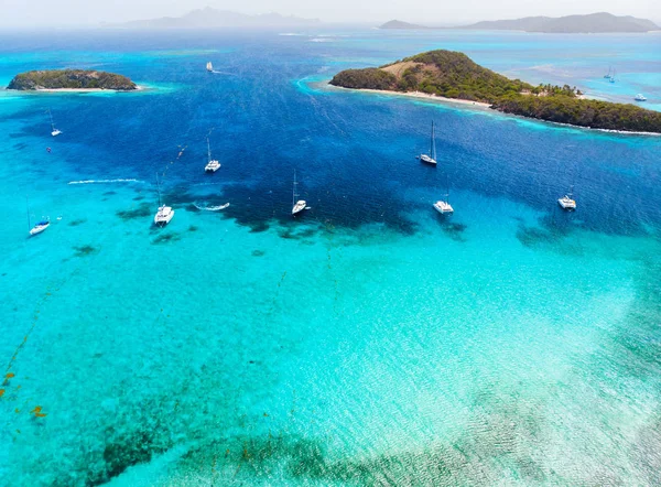熱帯の島々 とターコイズ ブルーのカリブ海セントビン セントとグレナディーン諸島トバゴ Cays の空中ドローン ビュー — ストック写真