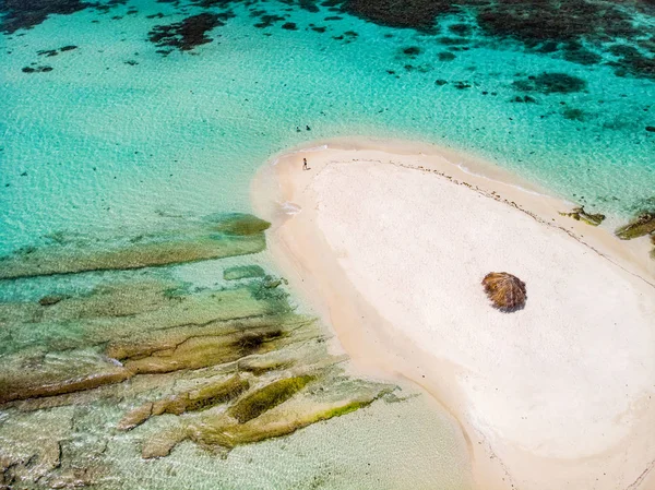 空中无人机鸟瞰小型热带 Mopion 岛沙洲 绿松石加勒比海和圣文森特和格林纳丁斯儿童家庭 — 图库照片