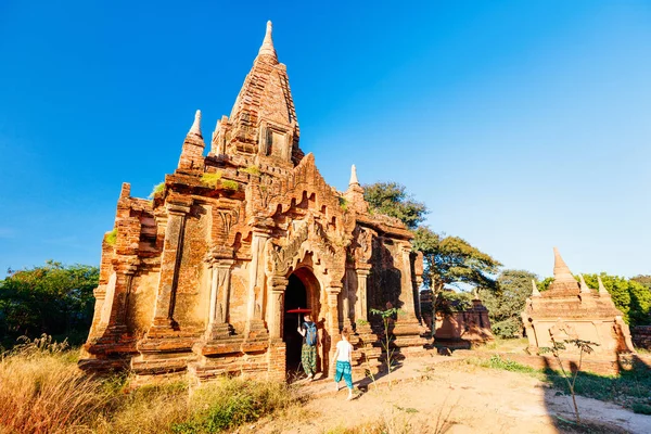 Rodina Matka Dcera Návštěvě Starověkého Chrámu Bagan Archeologické Oblasti Myanmaru — Stock fotografie