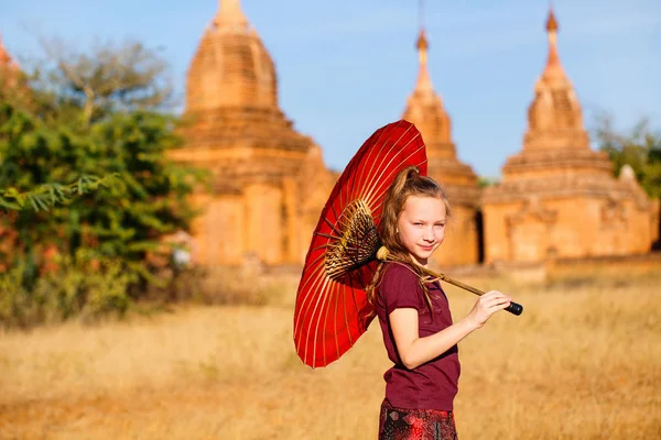 Ragazza Con Ombrellone Tradizionale Birmano Visita Agli Antichi Templi Bagan — Foto Stock