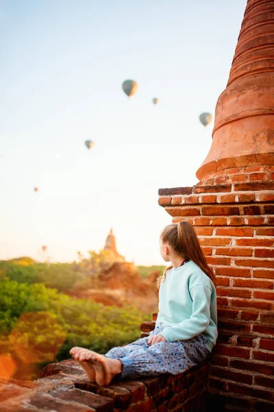 Genç Kız Çatı Manzarayı Sıcak Hava Balonları Antik Pagodadan Binlerce — Stok fotoğraf