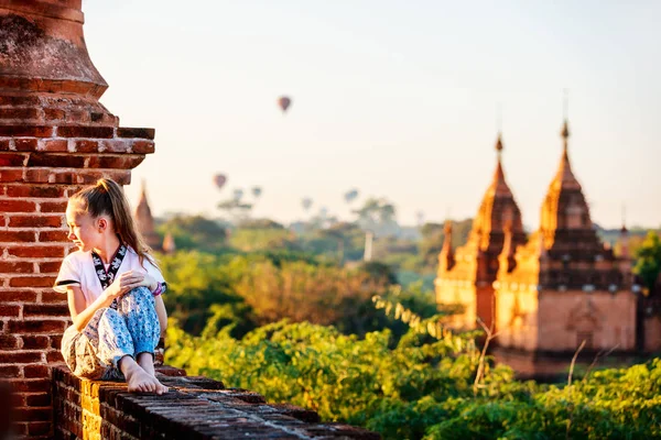 Молодая Девушка Наслаждающаяся Видом Крышу Воздушных Шаров Пролетают Над Тысячами — стоковое фото