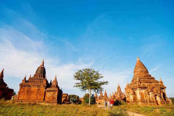 Tillbaka Visa Familj Mor Och Barn Besöka Antika Tempel Bagan — Stockfoto