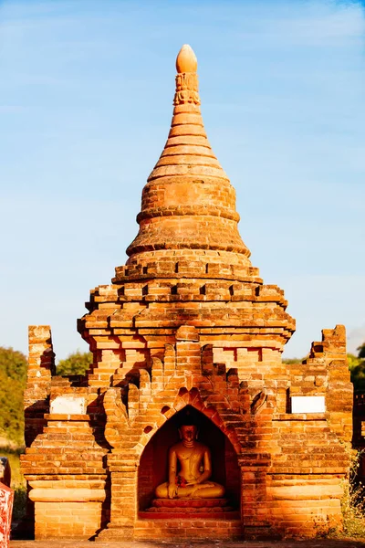 Stupa Antiga Com Estátua Buda Dentro Bagan Myanmar — Fotografia de Stock