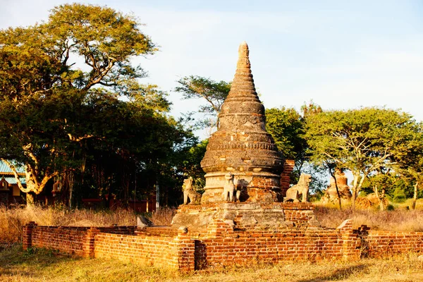 ミャンマーのバガン遺跡で古代の仏塔 — ストック写真