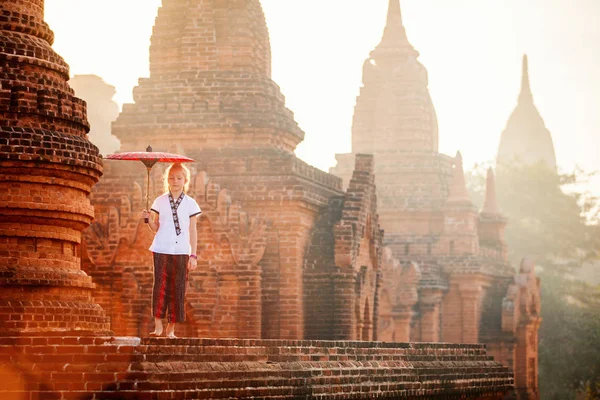 Antik Tapınak Bagan Myanmar Batımında Ziyaret Geleneksel Birmanya Şemsiye Ile — Stok fotoğraf