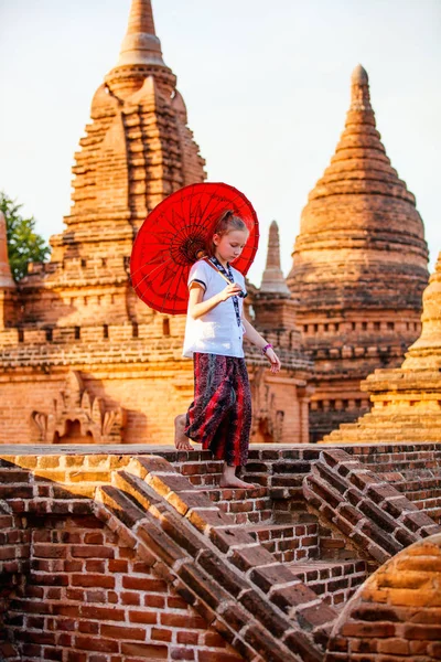 Ragazza Con Ombrellone Tradizionale Birmano Visita Agli Antichi Templi Bagan — Foto Stock