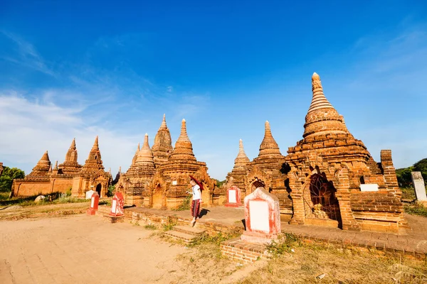 Bagan Myanmar Antik Tapınak Ziyaret Geleneksel Birmanya Şemsiye Ile Genç — Stok fotoğraf