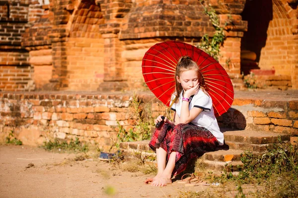 Chica Joven Con Sombrilla Birmana Tradicional Visitando Templos Antiguos Bagan —  Fotos de Stock