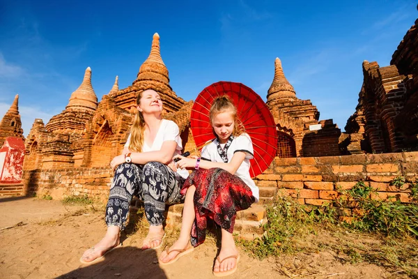 Familj Mor Och Dotter Besöka Antika Tempel Bagan Arkeologiska Området — Stockfoto