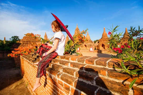 Ung Flicka Med Traditionella Burmesiska Parasol Besöka Antika Tempel Bagan — Stockfoto