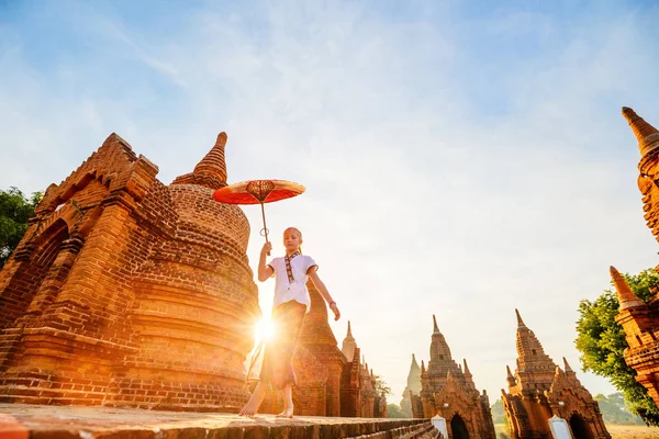 Ung Flicka Med Traditionella Burmesiska Parasol Besöka Antika Tempel Bagan — Stockfoto