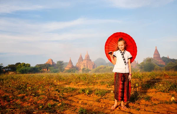 Bagan Myanmar Antik Tapınak Ziyaret Geleneksel Birmanya Şemsiye Ile Genç — Stok fotoğraf