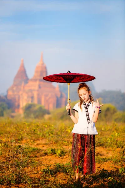 Młoda Dziewczyna Tradycyjnych Birmański Parasol Odwiedzić Starożytne Świątynie Bagan Myanmar — Zdjęcie stockowe