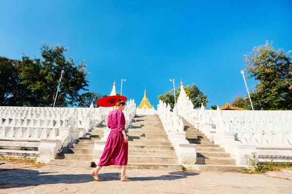 Joven Hermosa Mujer Con Sombrilla Birmana Tradicional Disfrutando Visita Pagoda — Foto de Stock