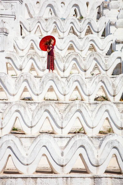 Jovem Com Guarda Chuva Tradicional Birmanesa Belo Pagode Branco Hsinbyume — Fotografia de Stock