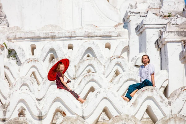 父と娘 Mingun ミャンマーで美しい白 Hsinbyume パゴダへの訪問を楽しんでいる家族 — ストック写真