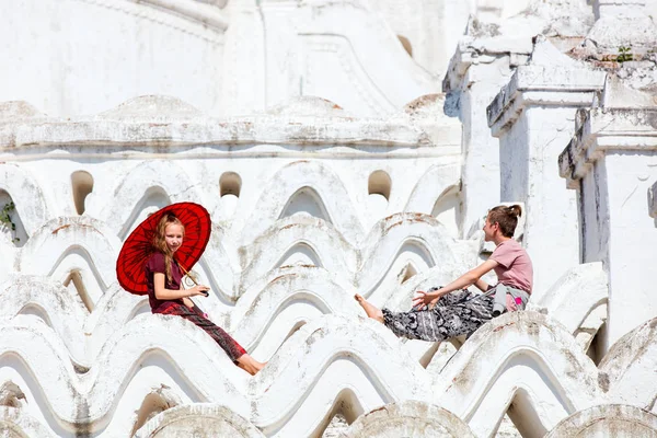 Kids Brother Sister Beautiful White Hsinbyume Pagoda Mingun Myanmar — Stock Photo, Image