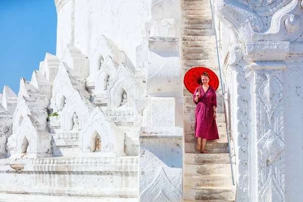 Güzel Beyaz Hsinbyume Pagoda Mingun Myanmar Geleneksel Birmanya Şemsiye Ile — Stok fotoğraf