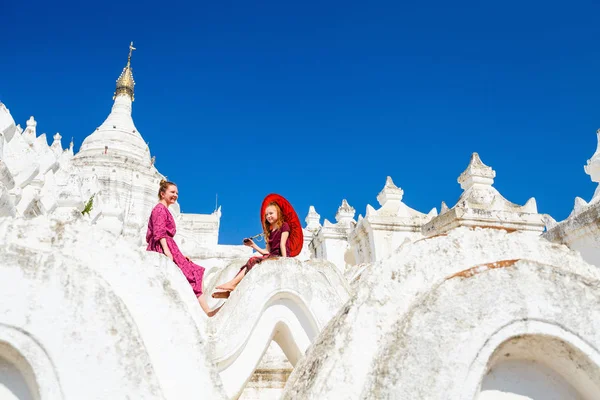 Family Mother Daughter Enjoying Visit Beautiful White Hsinbyume Pagoda Mingun — Stock Photo, Image