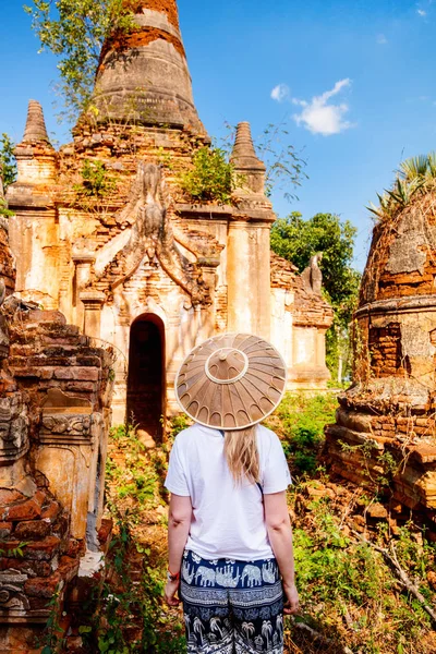 Baksidan Ung Kvinna Besöker Hundrets Månghundraåriga Stupas Indein Nära Sjön — Stockfoto